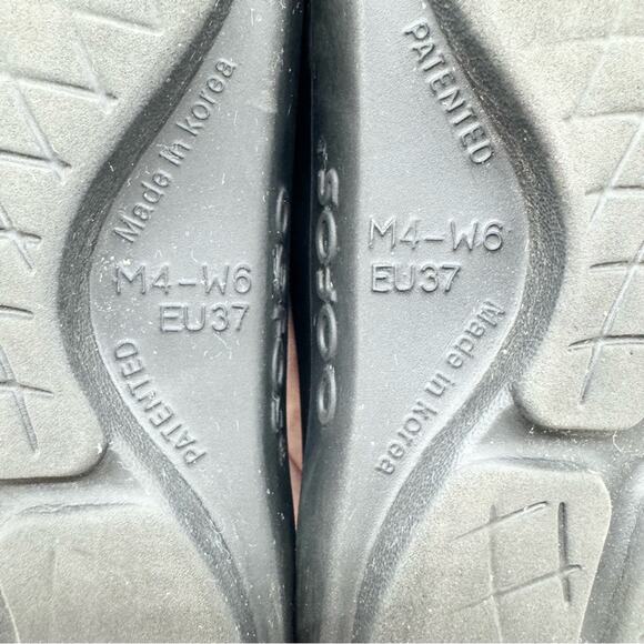 OOFOS Black Clogs - Picture 12 of 12